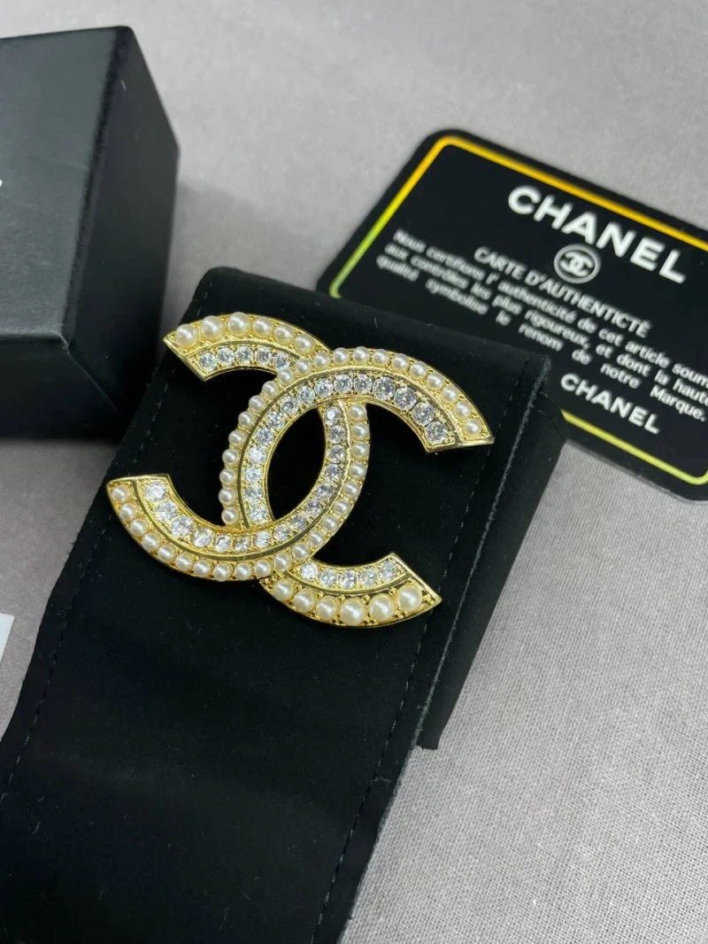 Chanel Brosche