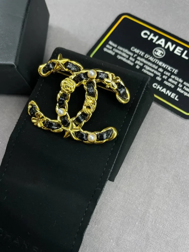 Chanel Brosche