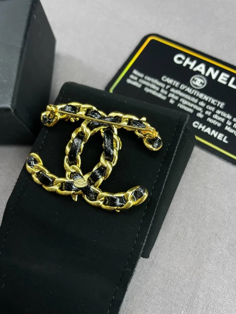 Chanel Brosche