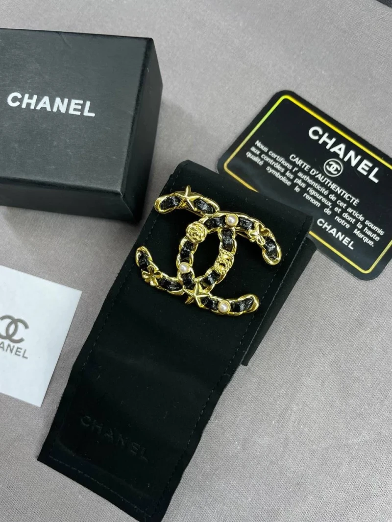 Chanel Brosche